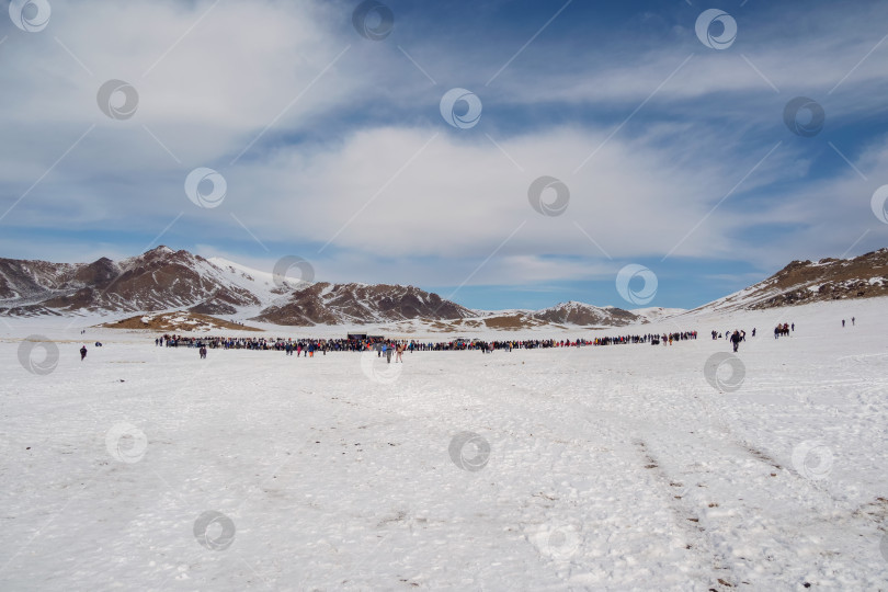 Скачать Больше туристов на заснеженном склоне, чтобы отдалиться. фотосток Ozero