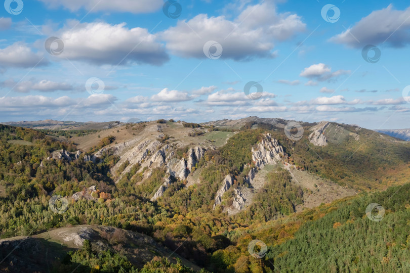 Скачать На вершине горы, над лесом. Крымские горы фотосток Ozero