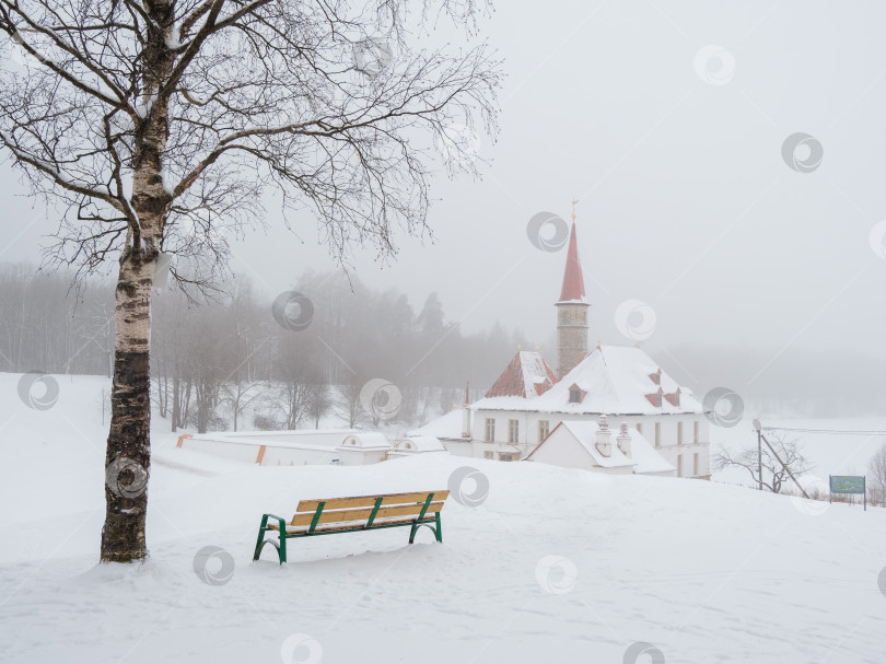 Скачать Гатчинский приоратский дворец зимой, скамейка возле дворца фотосток Ozero