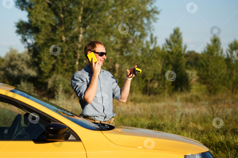 Скачать Мужчина разговаривает по телефону в машине фотосток Ozero
