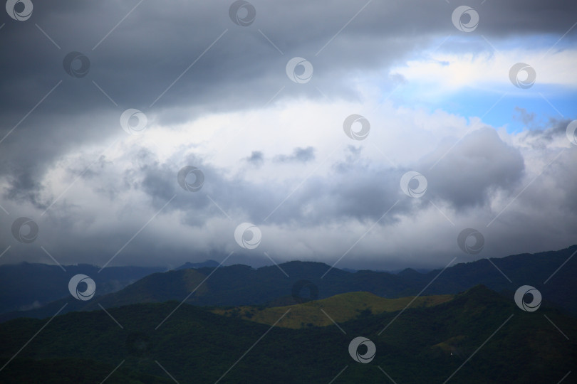 Скачать Туча над горами у Тринидада фотосток Ozero