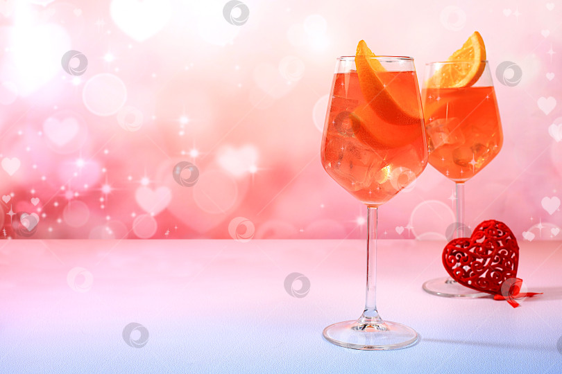 Скачать Праздничный алкогольный коктейль Aperol spritz в бокалах и сердечках, концепция Дня святого Валентина, алкогольные напитки на вечеринке, реклама баров и ресторанов, селективная направленность. фотосток Ozero