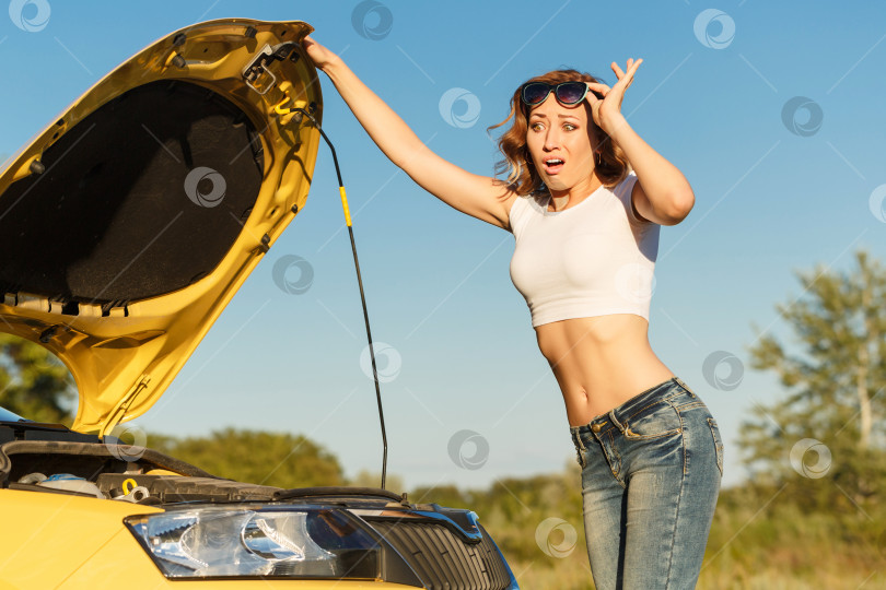 Скачать Девушка ремонтирует машину фотосток Ozero