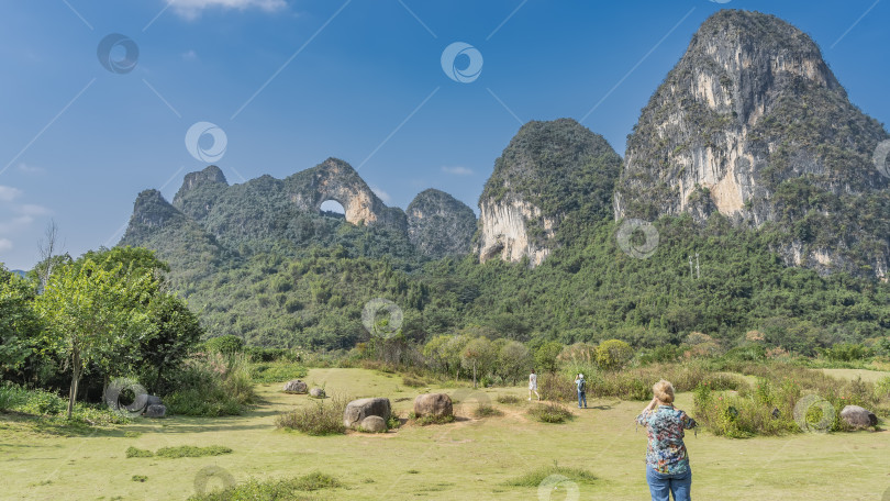 Скачать Высокие крутые горы на фоне голубого неба. фотосток Ozero