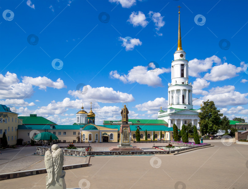 Скачать Вид на Церковь Св. Николая и скульптурой Святого Тихон, комплекс Задонского Богородицкого монастыря фотосток Ozero