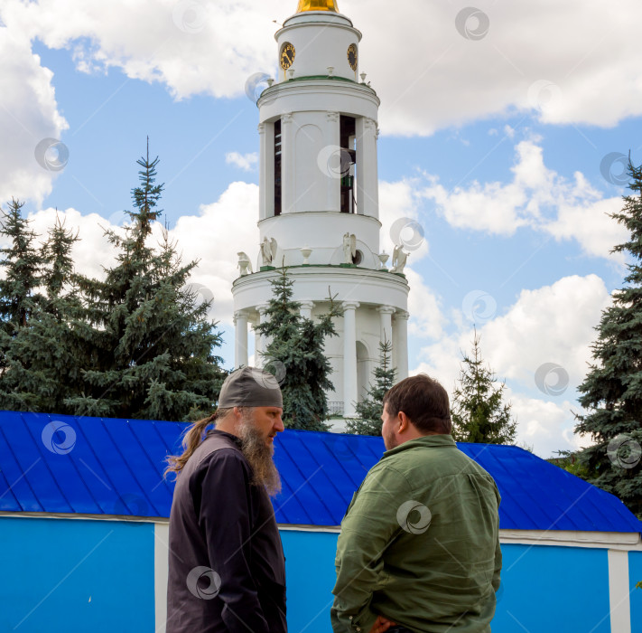 Скачать Беседа священника с прихожанкой возле Свято-Никольского храма фотосток Ozero