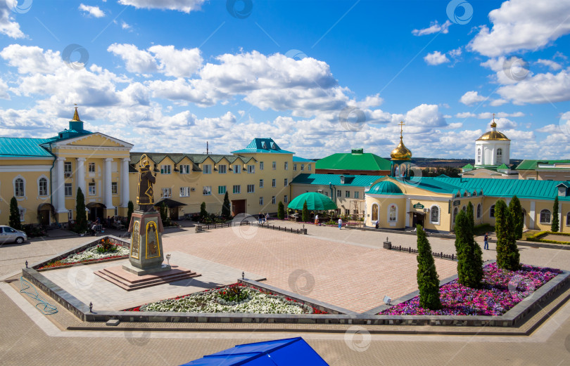 Скачать Вид на центральную площадь Задонского Богородицкого монастыря, Задонск фотосток Ozero