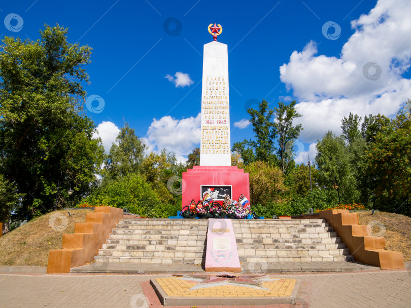 Скачать Обелиск павшим воинам в парке Победы, Задонск фотосток Ozero