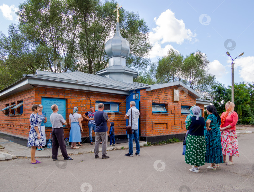 Скачать Паломники у источника Тихона Задонского, Задонск фотосток Ozero