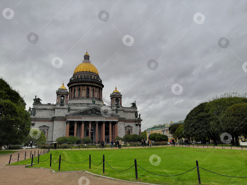 Скачать Вид на Исаакиевский собор с Исаакиевского сквера фотосток Ozero