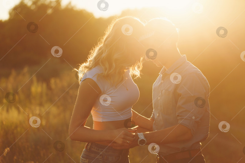 Скачать Влюбленная пара на закате фотосток Ozero