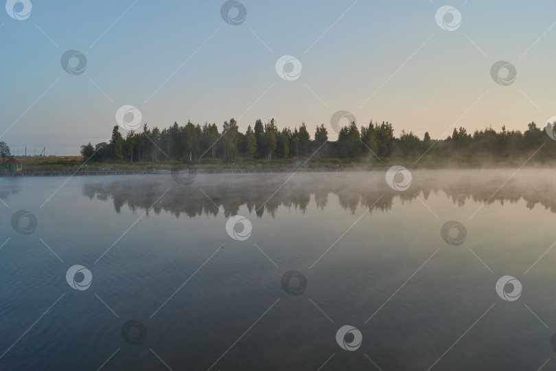 Скачать Восход солнца над озером. Рыбалка на озере. фотосток Ozero