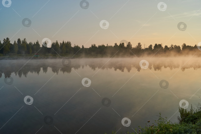 Скачать Восход солнца над озером. Рыбалка на озере. фотосток Ozero