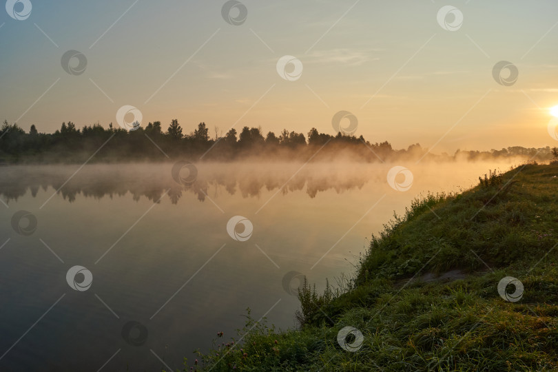 Скачать Восход солнца над озером. Рыбалка на озере. фотосток Ozero