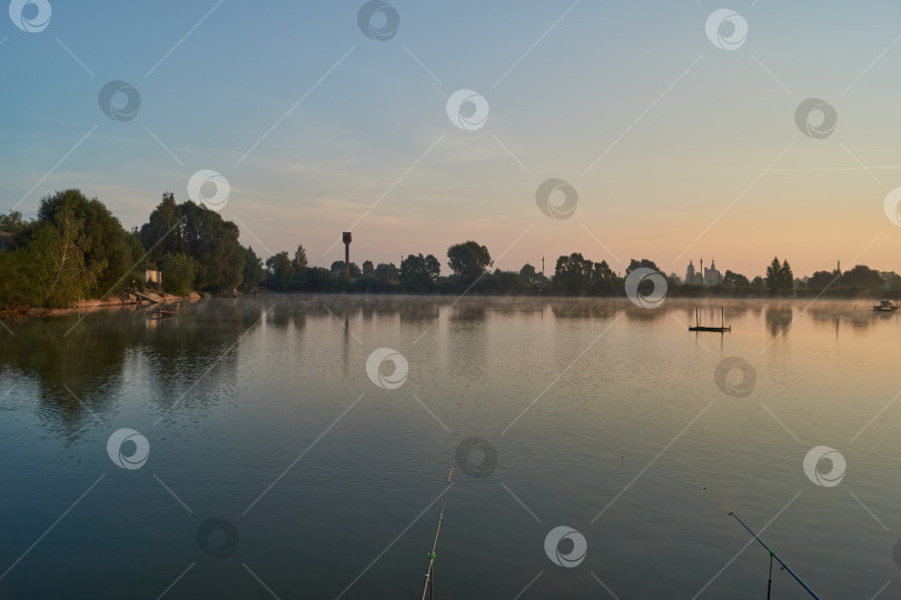 Скачать Восход солнца над озером. Рыбалка на озере. фотосток Ozero