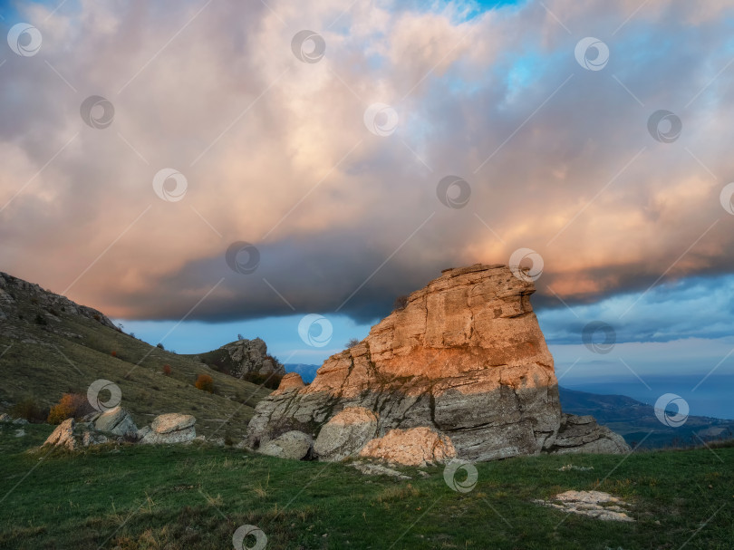 Скачать Скала Сфинкс освещена лучами заходящего солнца фотосток Ozero