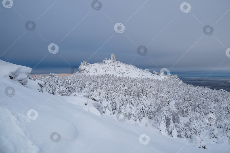 Скачать Каменные столбы выветривания зимой. фотосток Ozero