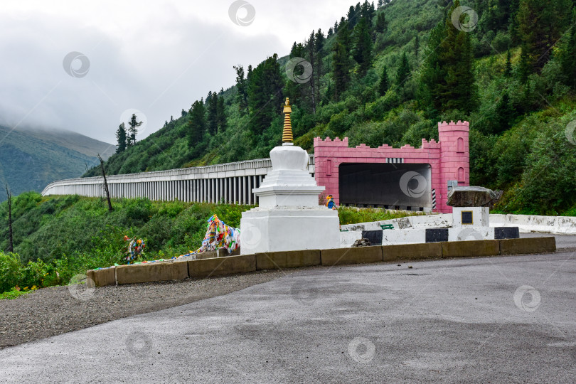 Скачать Противолавинная галерея, дорога. Природный парк Ергаки, Красноярский край, Россия, 25.08.2019 фотосток Ozero