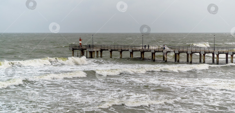 Скачать Приливы и штормы на море. Морской причал. Волны на Балтийском море. Пустынный морской берег. фотосток Ozero