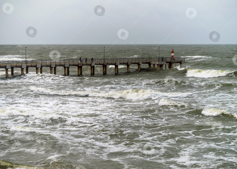 Скачать Приливы и штормы на море. Морской причал. Волны на Балтийском море. Пустынный морской берег. фотосток Ozero