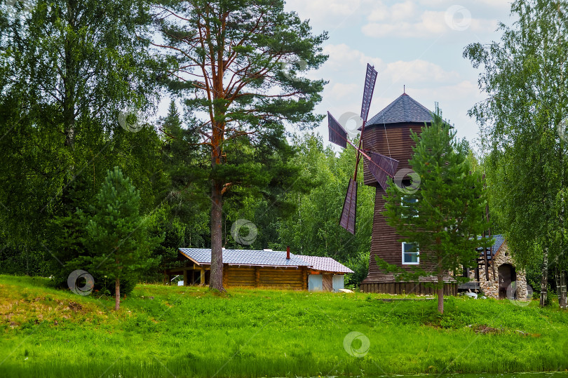 Скачать Мельница на берегу реки. Аккуратная набережная. Частная территория у реки. фотосток Ozero