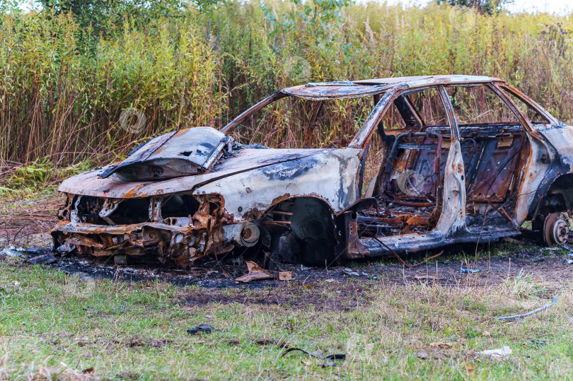 Скачать Сгоревший автомобиль. В огне сгорел автомобиль. Старый автомобиль сгорел в огне. фотосток Ozero