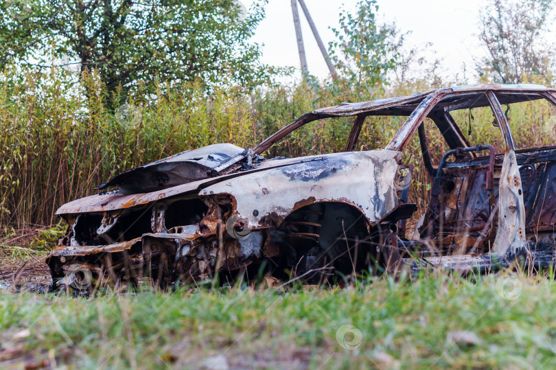 Скачать Сгоревший автомобиль. В огне сгорел автомобиль. Старый автомобиль сгорел в огне. фотосток Ozero