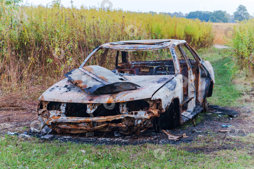 Скачать Сгоревший автомобиль. В огне сгорел автомобиль. Старый автомобиль сгорел в огне. фотосток Ozero