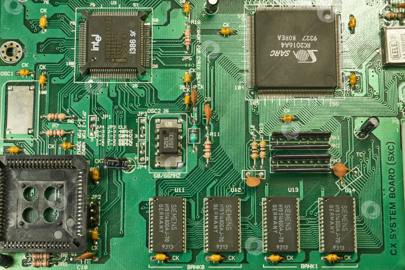 Скачать Карачев, Брянская область, Россия - 04 января 2025 года: Винтажная материнская плата с процессором i386SX. фотосток Ozero