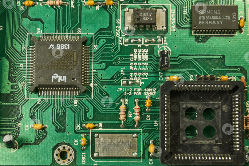 Скачать Карачев, Брянская область, Россия - 04 января 2025 года: Винтажная материнская плата с процессором i386SX. фотосток Ozero