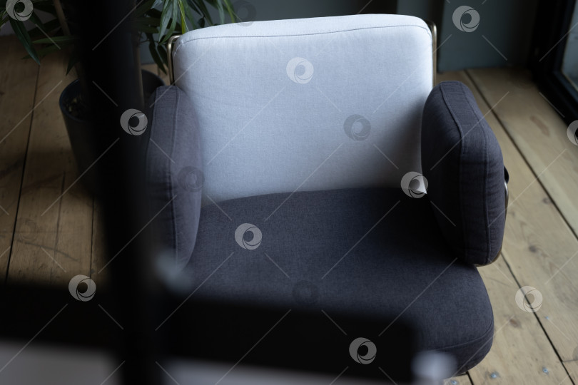 Скачать декоративное серое кресло с мольбертом фотосток Ozero