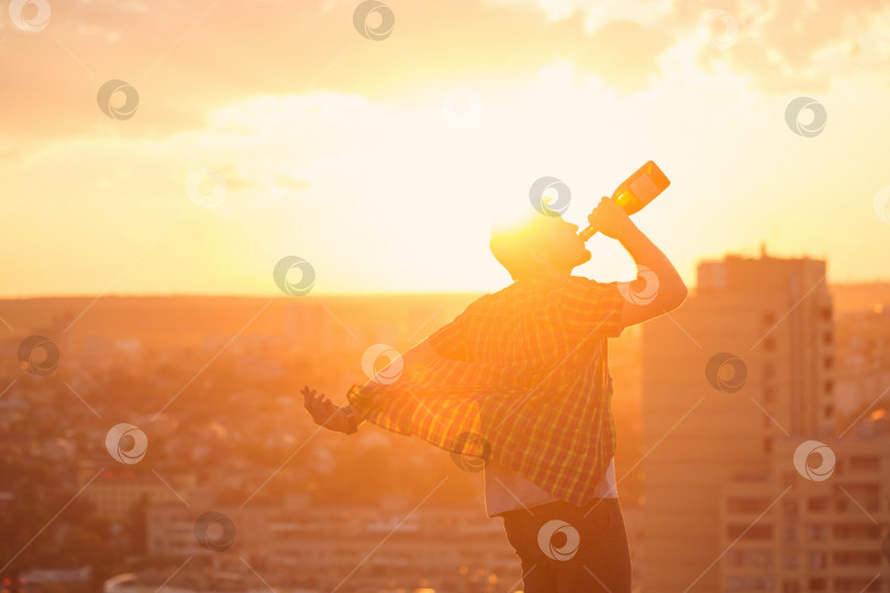 Скачать Мужчина пьет вино фотосток Ozero