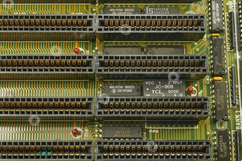 Скачать Карачев, Брянская область, Россия - 06 января 2025 года: Винтажная материнская плата с процессором AMD 80286. фотосток Ozero