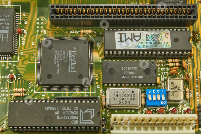 Скачать Карачев, Брянская область, Россия - 06 января 2025 года: Винтажная материнская плата с процессором AMD 80286. фотосток Ozero
