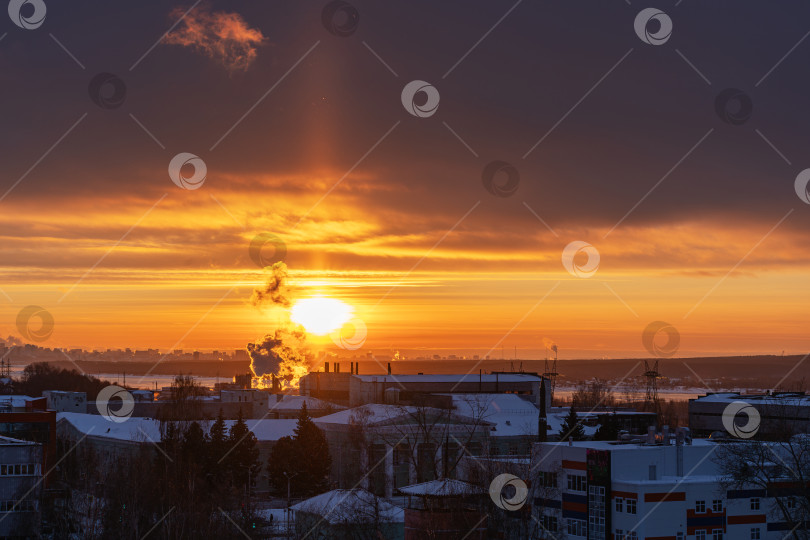 Скачать Закат зимой над городом Пермь дым из труб фотосток Ozero