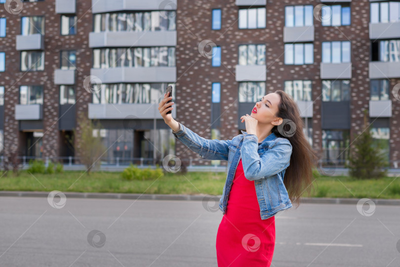 Скачать Девушка прогуливается по городу летним днем фотосток Ozero