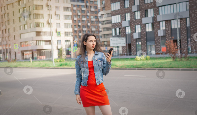 Скачать девушка прогуливается по городу летним днем фотосток Ozero