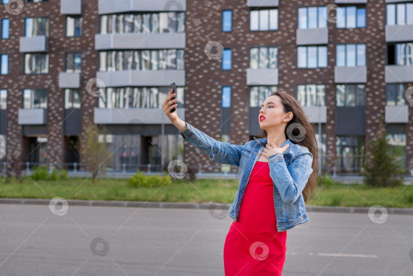 Скачать Девушка прогуливается по городу летним днем фотосток Ozero