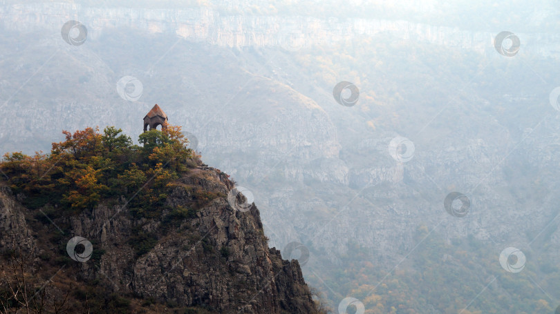 Скачать Утёс в горах фотосток Ozero