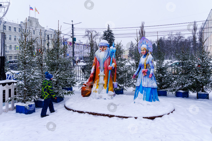 Скачать Фигуры Деда Мороза и снегурочки. Площадь Ленина. Воронеж фотосток Ozero