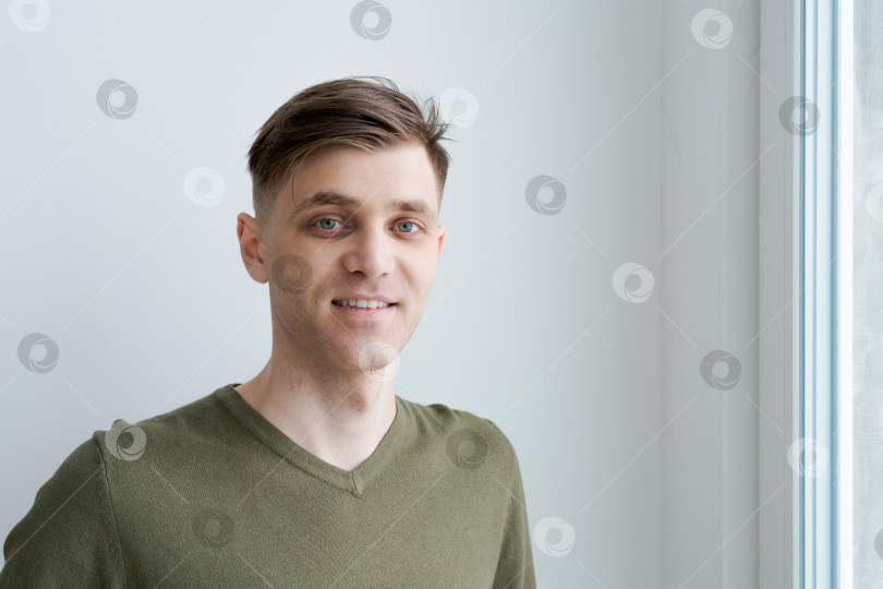 Скачать Мужчина в зеленой рубашке улыбается в камеру фотосток Ozero