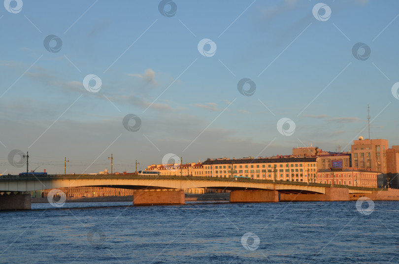 Скачать Санкт-Петербург, Россия – 06.12.2024: Вид на Литейный мост и Воскресенскую набережную в Санкт-Петербурге на закате фотосток Ozero