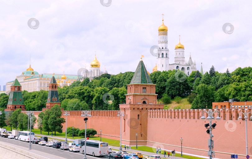 Скачать МОСКВА, РОССИЯ,  ИЮНЬ 2024. ВИД  С МОСТА  НА КРЕМЛЕВСКУЮ СТЕНУ,  РЕЗИДЕНЦИЮ ПРЕЗИДЕНТА И ДОРОГУ С МАШИНАМИ фотосток Ozero