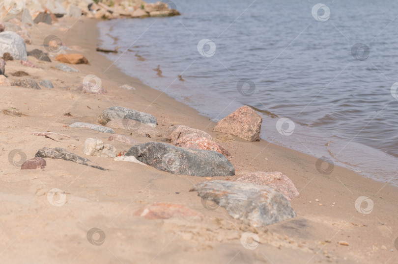 Скачать скалы и песок на берегу моря фотосток Ozero