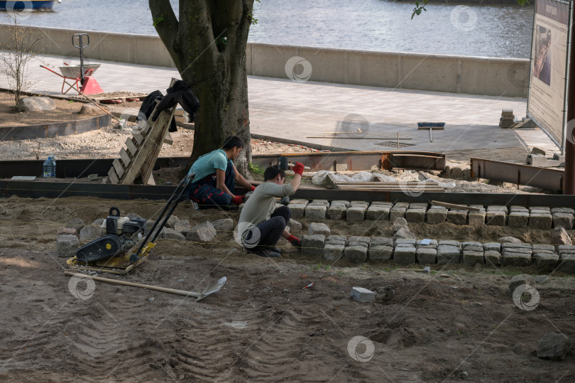 Скачать Калининград, Россия, 04.29.2024: рабочие на улице фотосток Ozero