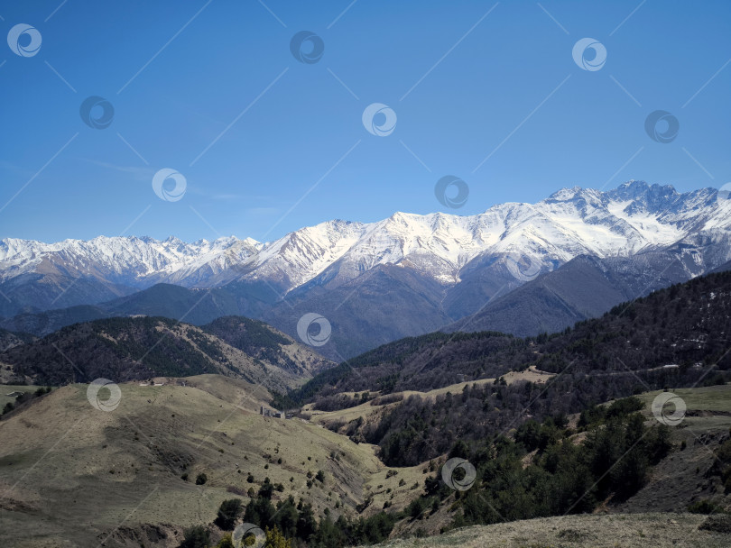 Скачать Потрясающий вид на заснеженные горные вершины фотосток Ozero