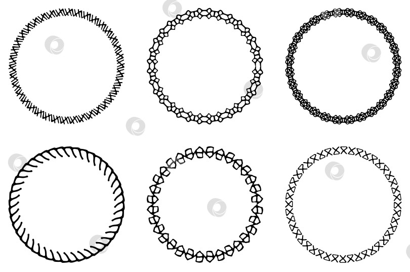 Скачать Набор декоративных винтажных ажурных круглых рамок. Декоративные круглые рамки в сеточку выделяются на белом фоне.  Классический узор в виде цепочки. Вектор фотосток Ozero