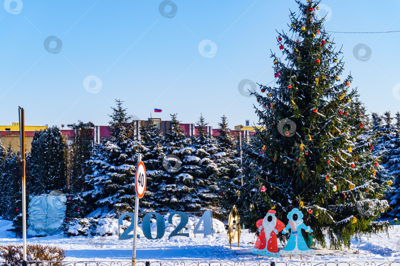 Скачать Новогодняя елка. Центральная площадь. Поселок Красная Заря, Орловская область фотосток Ozero