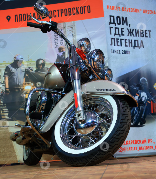 Скачать Классический мотоцикл Harley-Davidson Deluxe на выставке фотосток Ozero