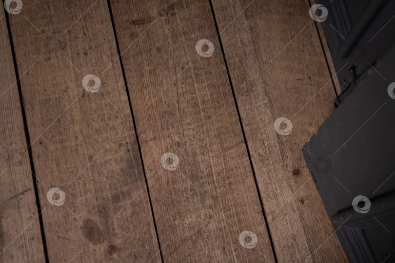Скачать старый деревянный коричневый пол и угол серой двери крупным планом фотосток Ozero